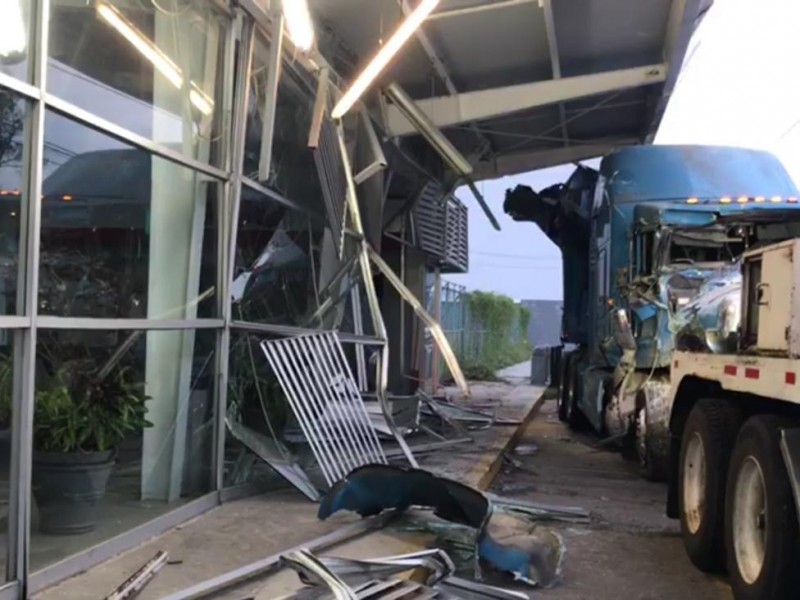 Impacta trailer en terminal de autobuses de Veracruz