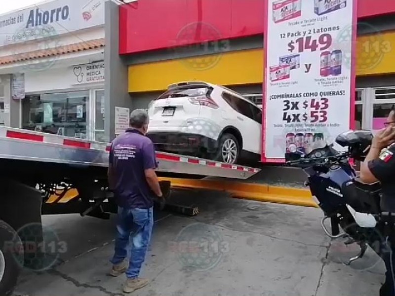 Impactan camioneta contra tienda Oxxo, en Morelia