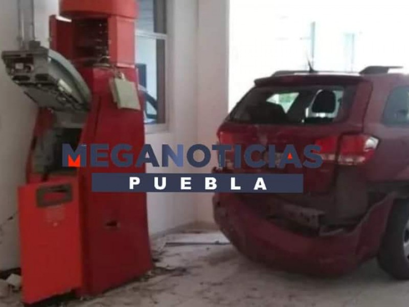 Impactan camioneta para robar cajero del Hospital de Acatzingo