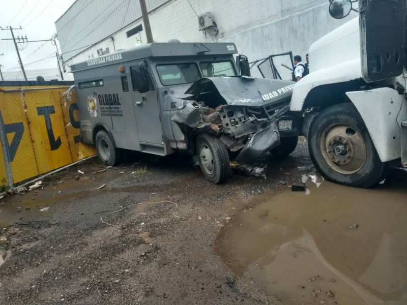 Impactan y roban camión de valores