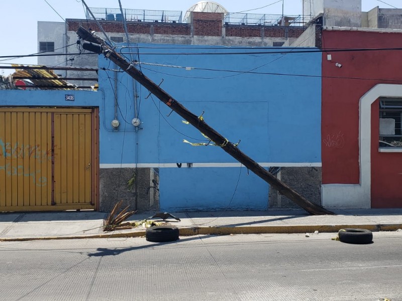 Impacto de camioneta deja poste tirado en Santa María