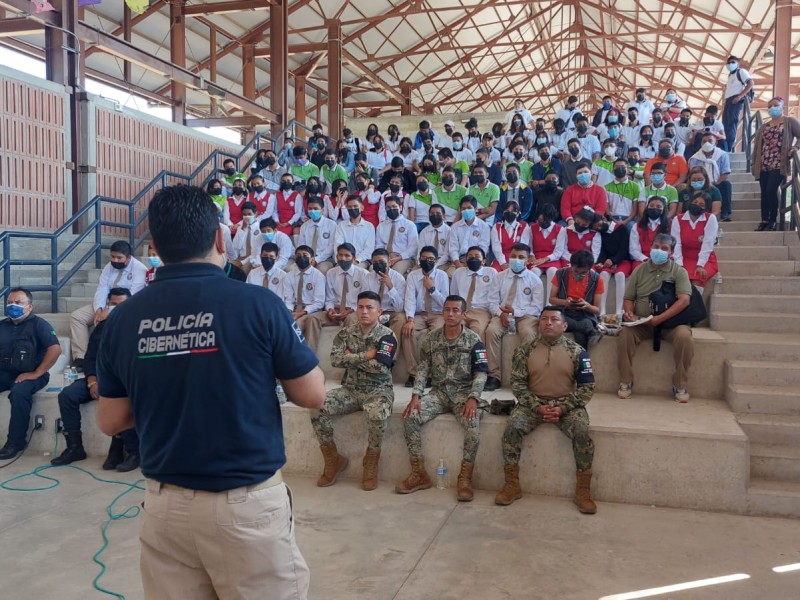 Imparte talleres de seguridad Policía Cibernética de Oaxaca