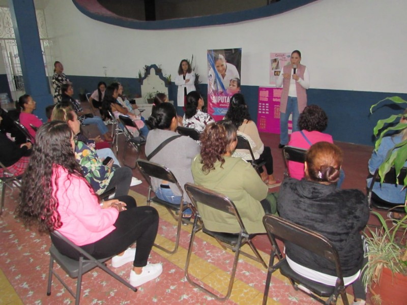 Imparten charla para prevención del cáncer de mama en Zamora