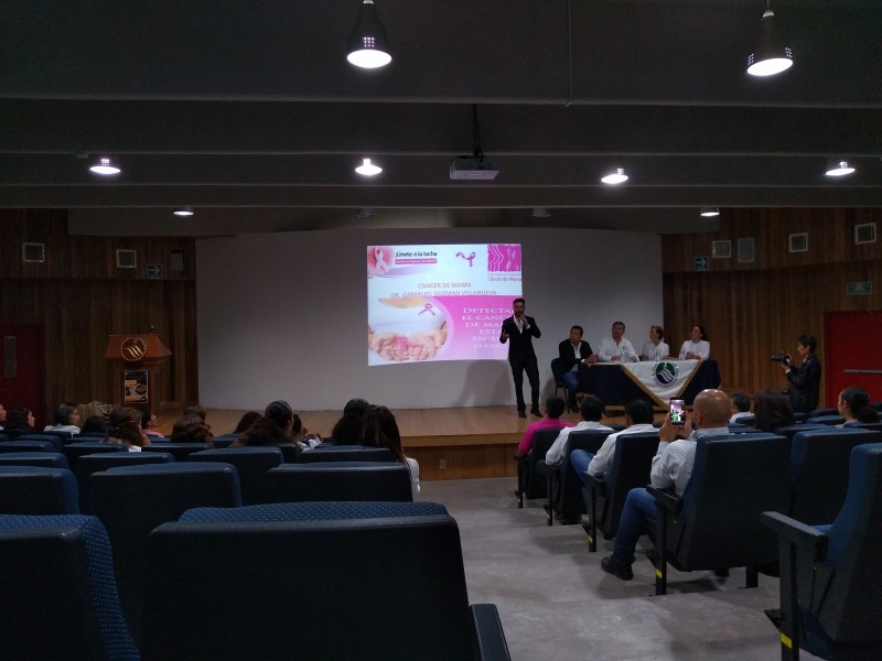 Imparten charlas de concientización sobre cáncer de mama