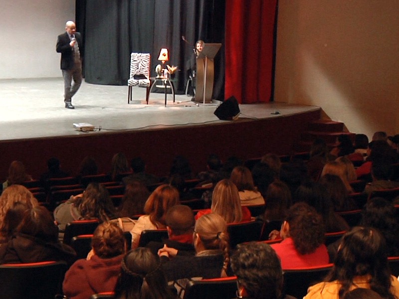 Imparten conferencia sobre la integridad del educador