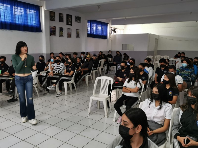 Imparten conferencia sobre violencia en el noviazgo a estudiantes zamoranos