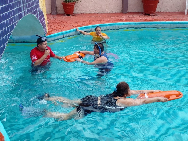 Imparten cursos de natación a elementos de Protección y Bomberos