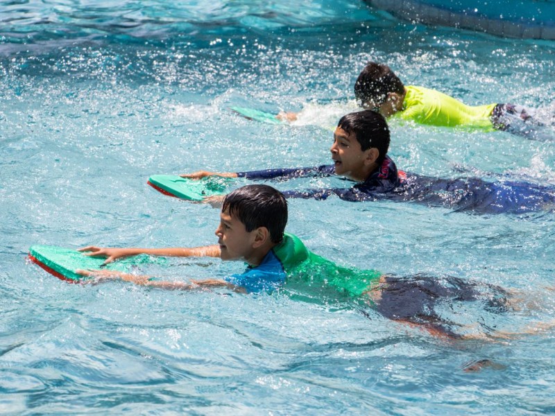 Imparten cursos gratuitos de natación a niños de Tangancícuaro