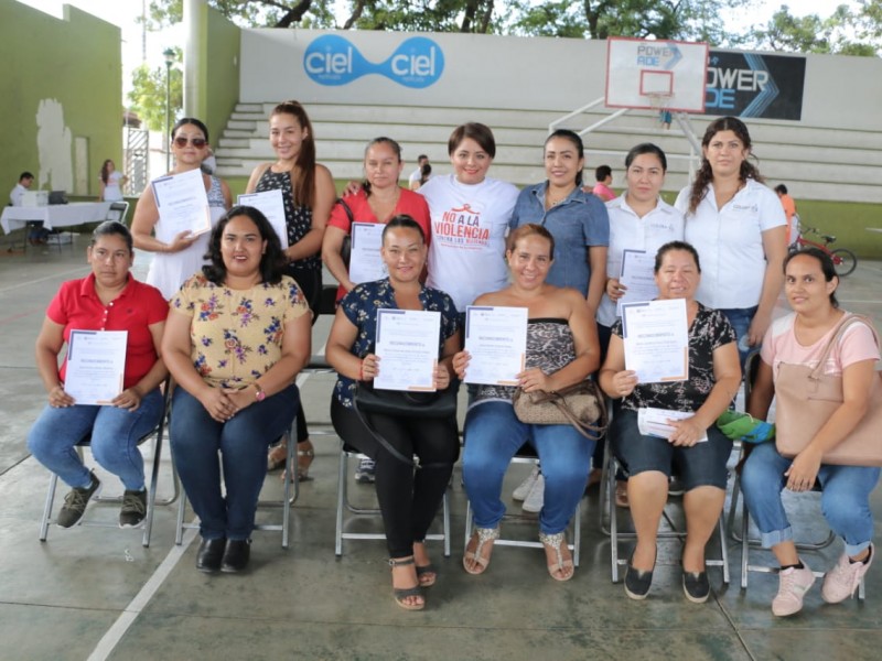 Imparten feria para empoderamiento de mujeres en Armería