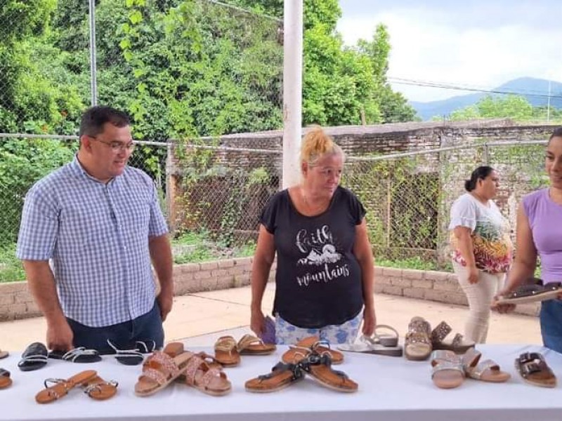 Imparten taller de elaboración de huaraches a mujeres de Ixtlahuacán