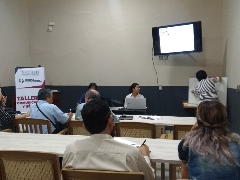 Imparten taller de perspectiva de género a periodistas