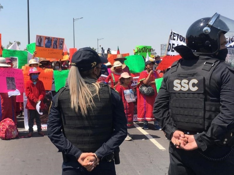 Impiden manifestación Triqui en Aeropuerto capitalino