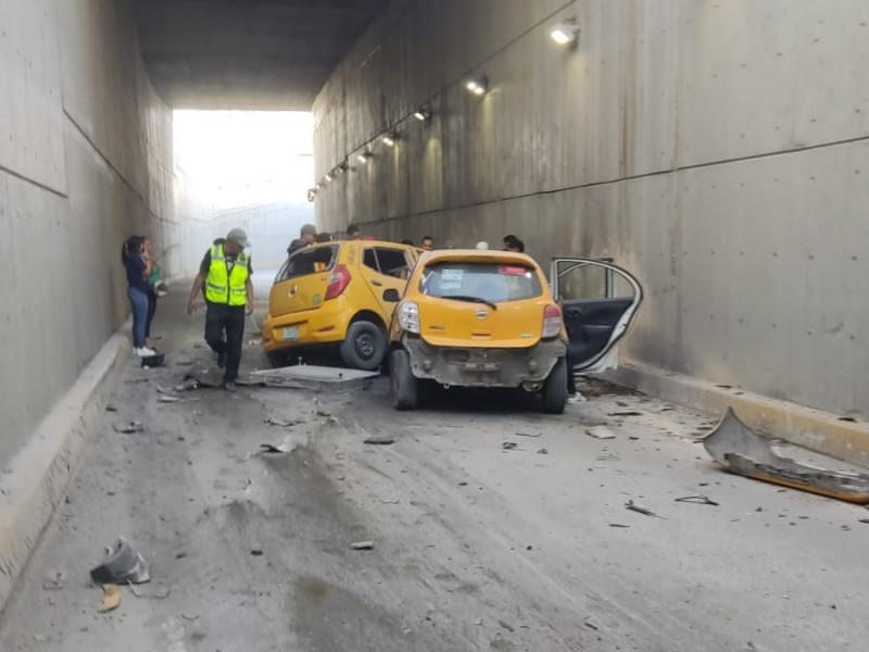 ¡Impresionante! Camión sin frenos provoca aparatoso accidente en Torreón.