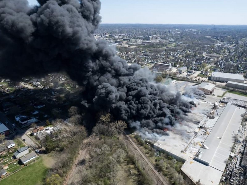 Impresionante columna de humo deja incendio de recicladora en Richmond