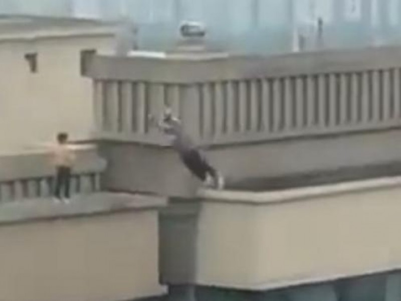 ¡Impresionante! Niños practican parkour en lo alto de un edificio