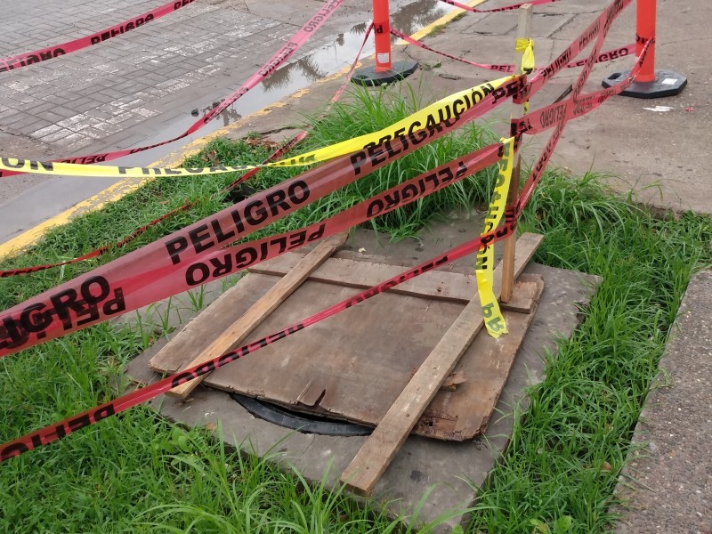 Improvisan tapadera en alcantarilla frente a Sagrado Corazón