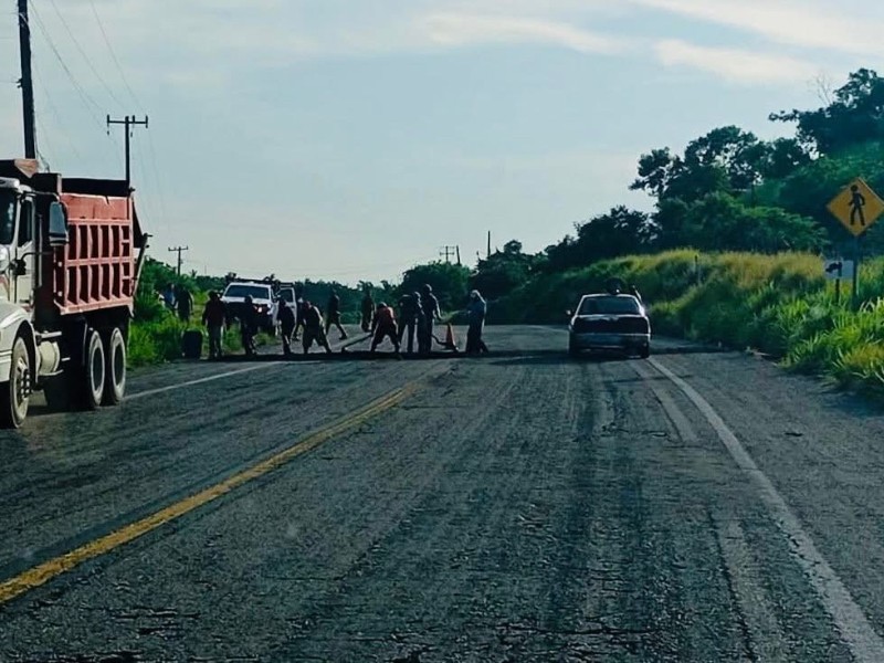 Improvisan topes y provocan choque en Tecpan