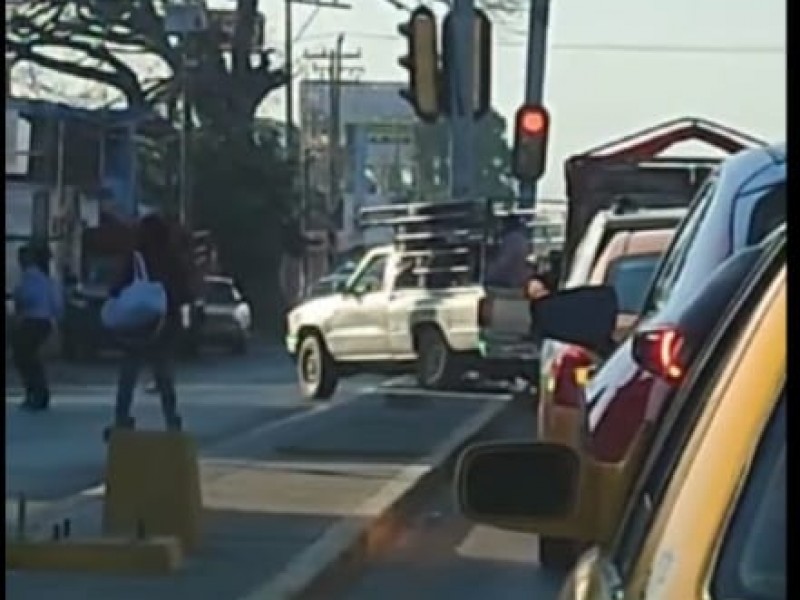 Imprudencia al volante, automovilista pone en riesgo vida de peatones