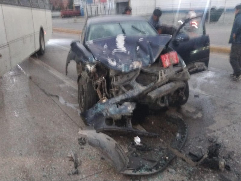 Imprudencia al volante provoca triple choque mientras conductores negociaban daños en Amozoc