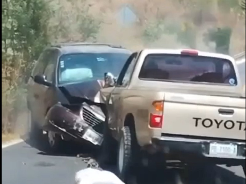 Imprudente chofer provoca accidente en carretera Tepic-Mazatlán