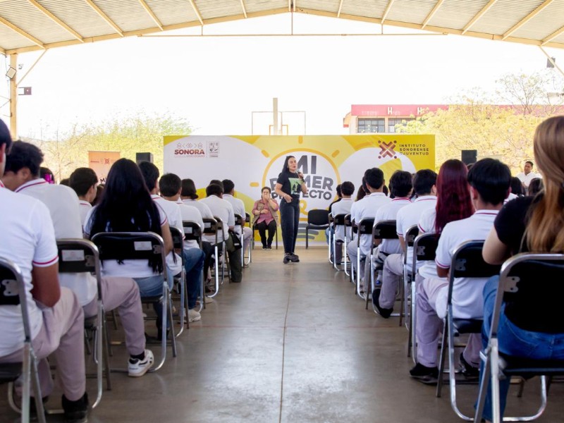 Impulsan emprendimiento juvenil con equipo y materiales diversos