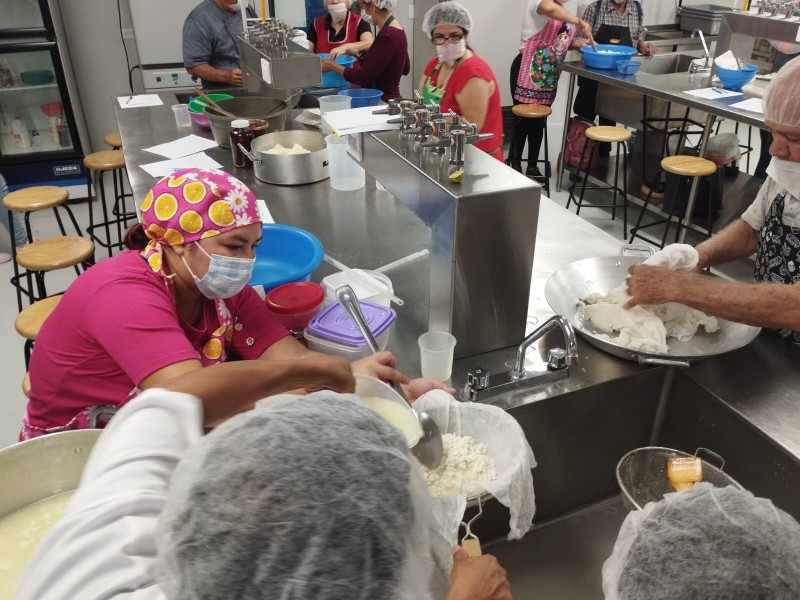 Impulsan en Cajeme taller para hacer queso asadero