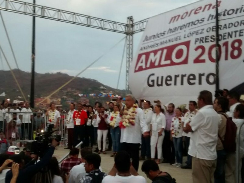 Impulsar becarios, no sicarios; ofrece AMLO en Guerrero
