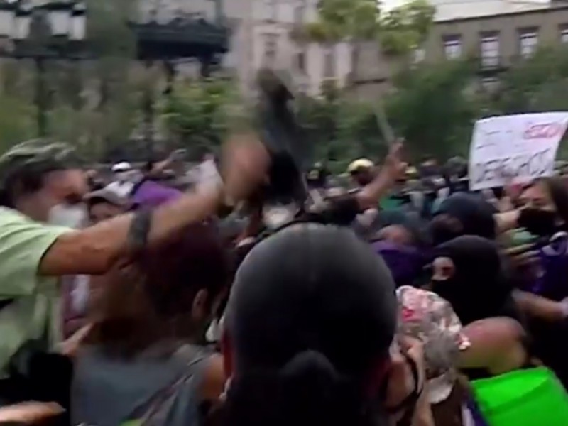 Acusan a fotógrafo por lesionar a joven durante manifestación feminista