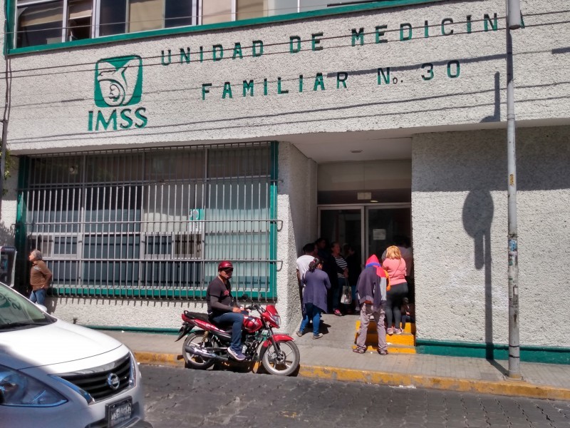 IMSS; Denuncian cobro de jeringas para aplicación de vacunas