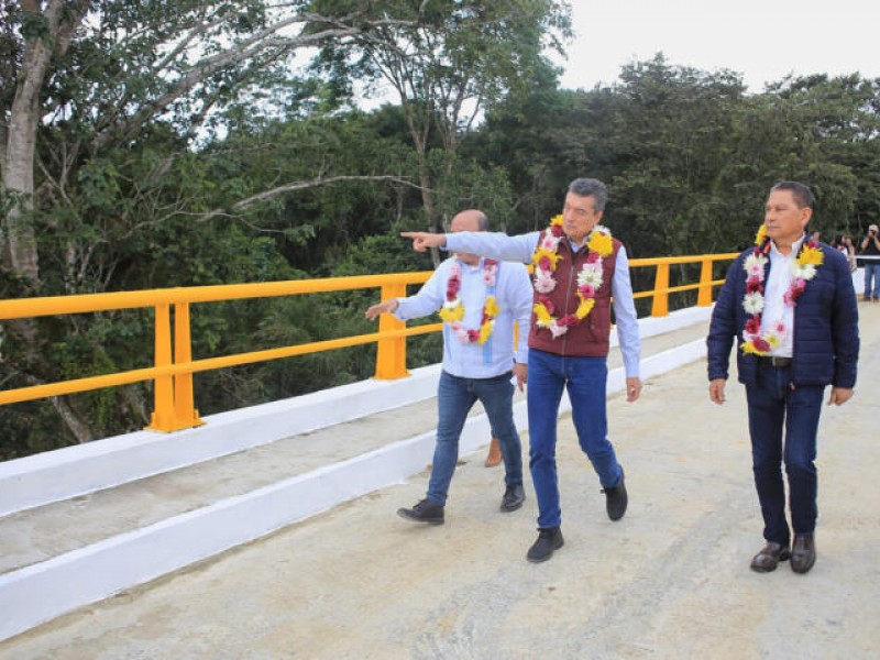Inaugura Rutilio Escandón puente vehicular en Chilón