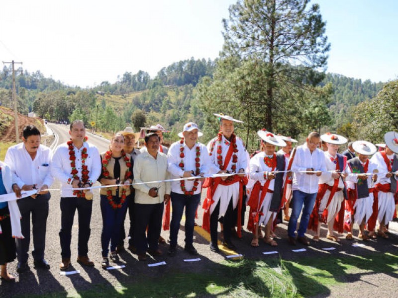 Inaugura Rutilio Escandón vía Huixtán-Oxchuc-Los Ranchos