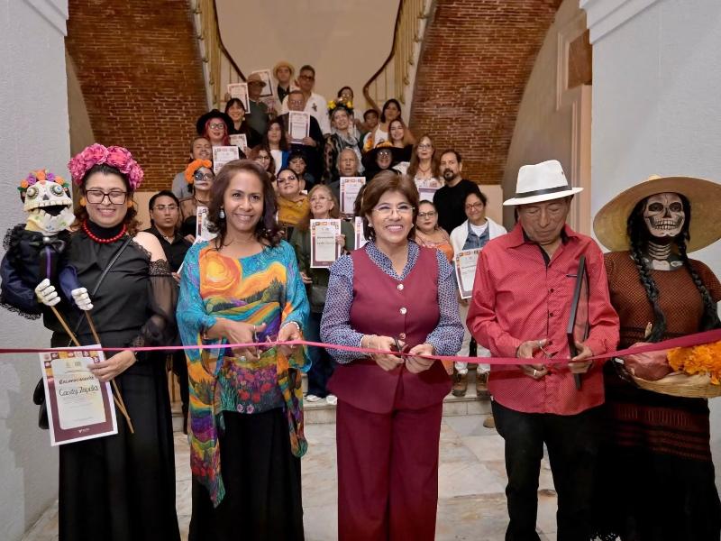 Inauguran altar y exposición colectiva por el Día de Muertos