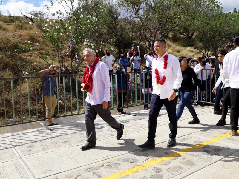 Inauguran AMLO y AMH Camino Rural de San Jerónimo Taviche