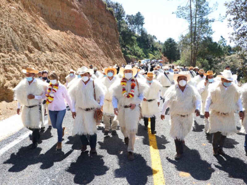 Inauguran camiones en San Juan Chamula