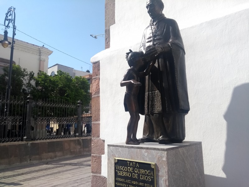 Inauguran escultura de Vasco de Quiroga en #SeñorDelHospital