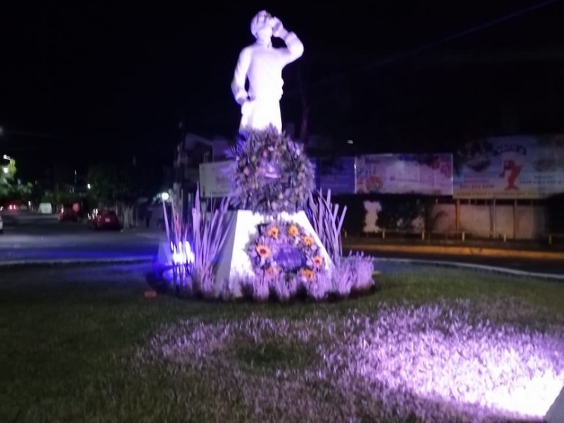 Inauguran iluminación del Jardín de la Comunicación en Zamora