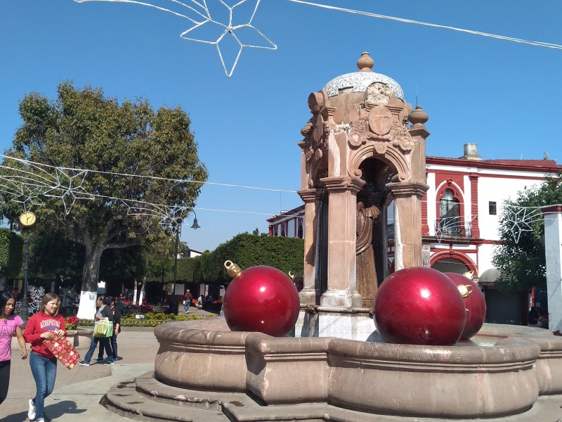 Inauguran iluminación en la plaza principal de Jiquilpan