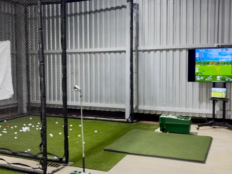 Inauguran “La Cueva del Golf”, espacio para que locales aprendan del deporte
