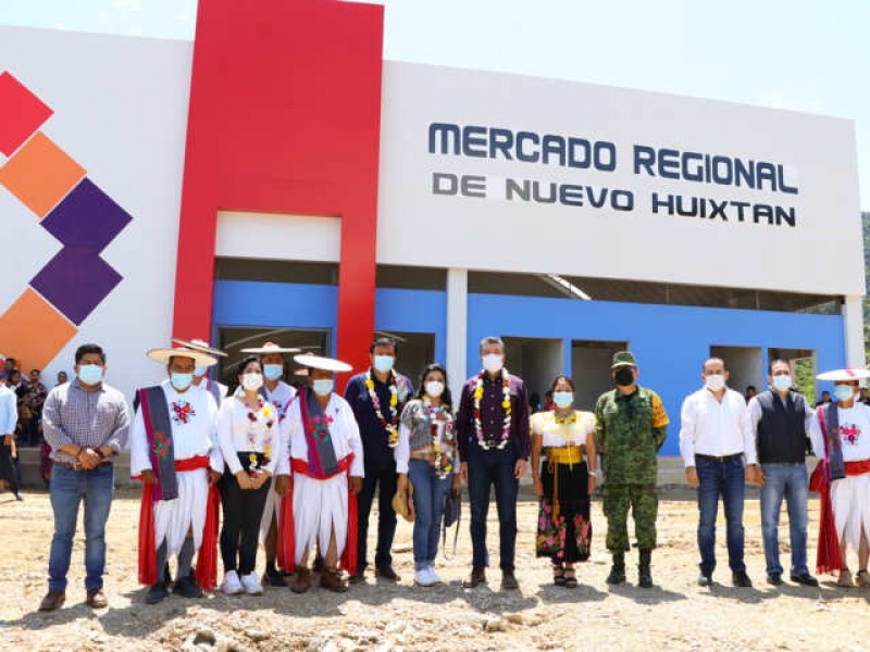Inauguran mercado y equipan policías en Nuevo Huixtán