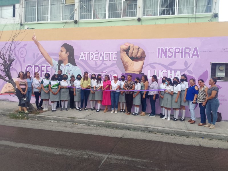 Inauguran mural feminista y buscan prevenir acoso escolar