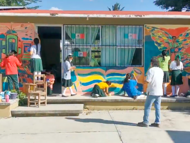 Inauguran murales pintados en escuela de Juchitán