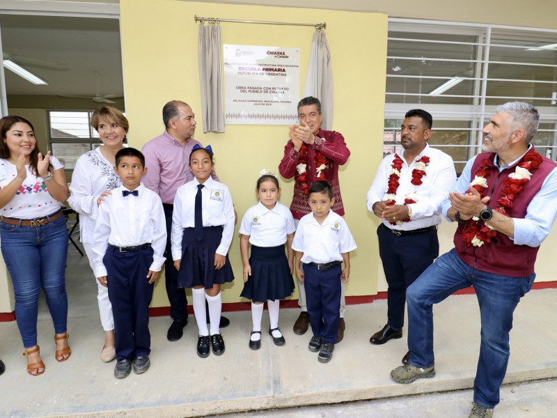 Inauguran reconstrucción de escuela en Mezcalapa
