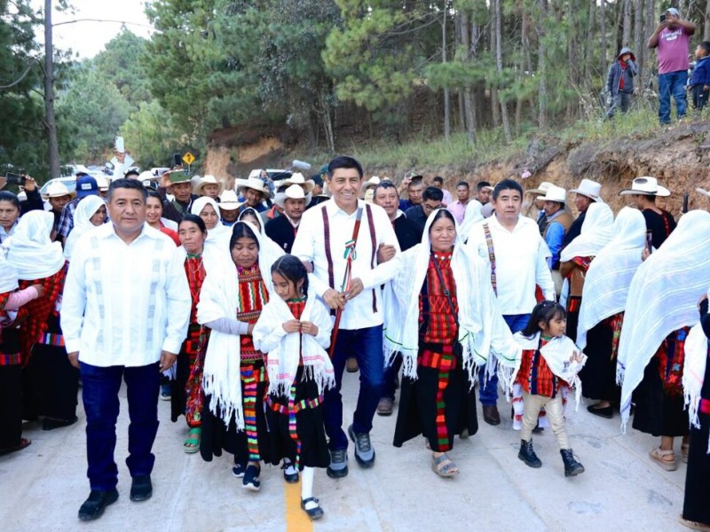 Inauguran segunda etapa del camino Yucunicoco–Juxtlahuaca
