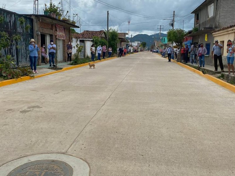 Inauguran vialidades en Villaflores