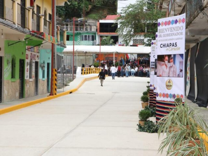 Inauguran vialidades en Yajalón