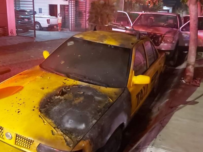 Incendian 3 vehículos en colonia Esmeralda Norte, en Colima
