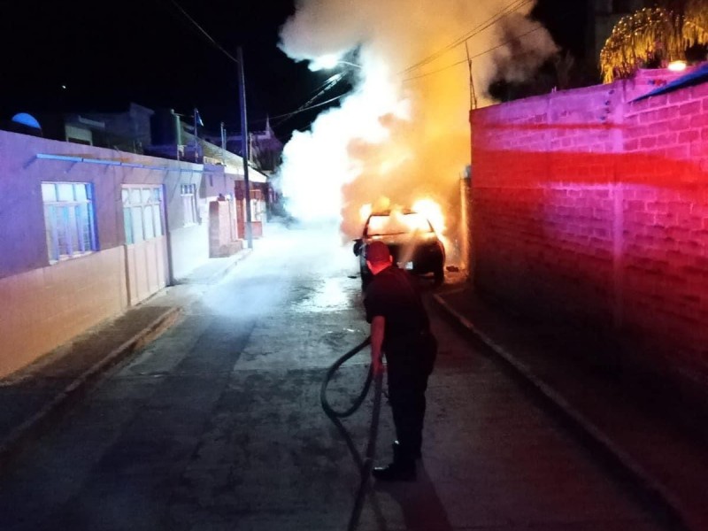 Incendian auto en comunidad de Apozol