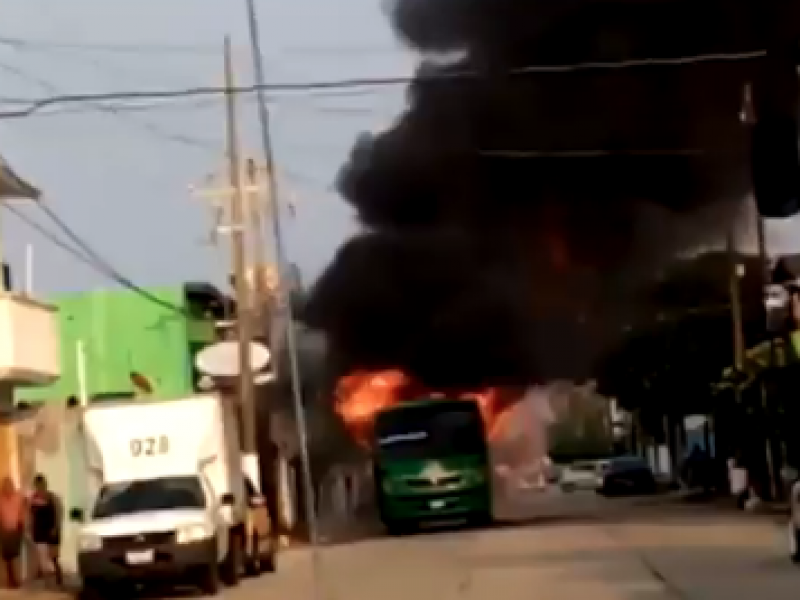 Incendian autobús de pasajeros en Coatzacoalcos
