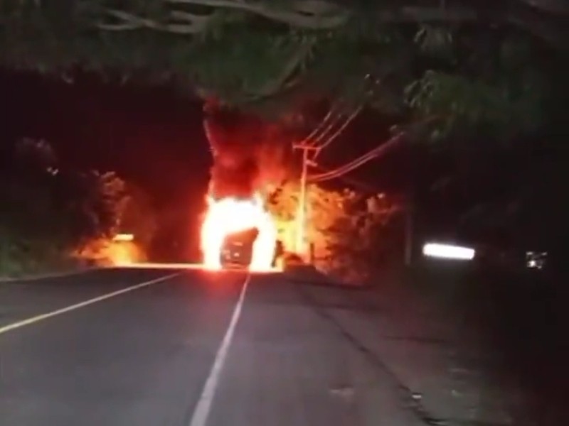 Incendian autobús en tramo Cerro de Ortega-Puente Coahuayana