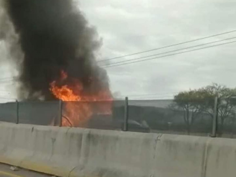 Incendian automóvil en carretera federal 23